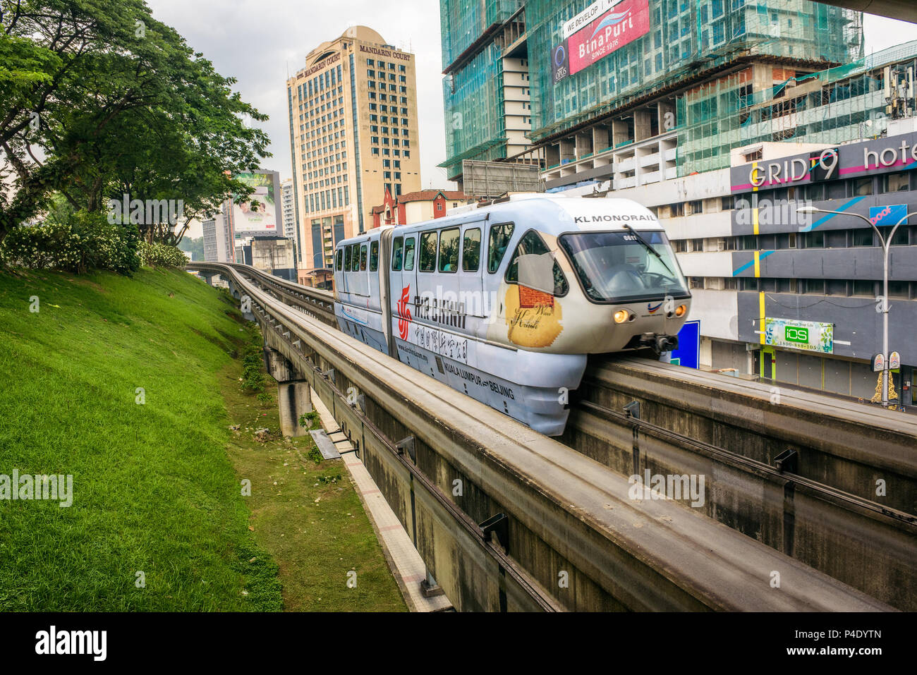 KL treno monorotaia entra nel Maharajalela stazione monorotaia a Kuala Lumpur Foto Stock