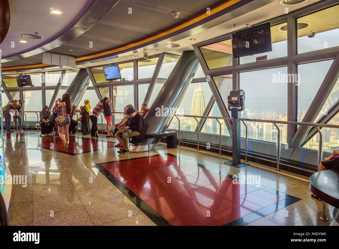 Visitatori in Menara KL Tower con vista panoramica di Kuala Lumpur Foto Stock