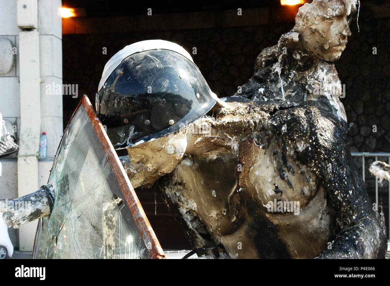 Parigi/MALAM INAUGURE SON EXPOSITION 'MALONGO' LE 04/06/2009. L' ARTISTE CAMEROUNAIS MALAM, SCULPTEUR DE RENOMMEE INTERNATIONALE, esporre une oeuvre MONUMENTALE DU 4 juin AU 14 juillet 2009 AU PONT alexandre III A PARIGI. CE TRAVAIL INTITULE 'MUSSANGO' (significativo paix) se comporre d'UNE CENTAINE DE SCULTURE ET TRAITE DU TEMA DE LA GUERRE. Foto Stock