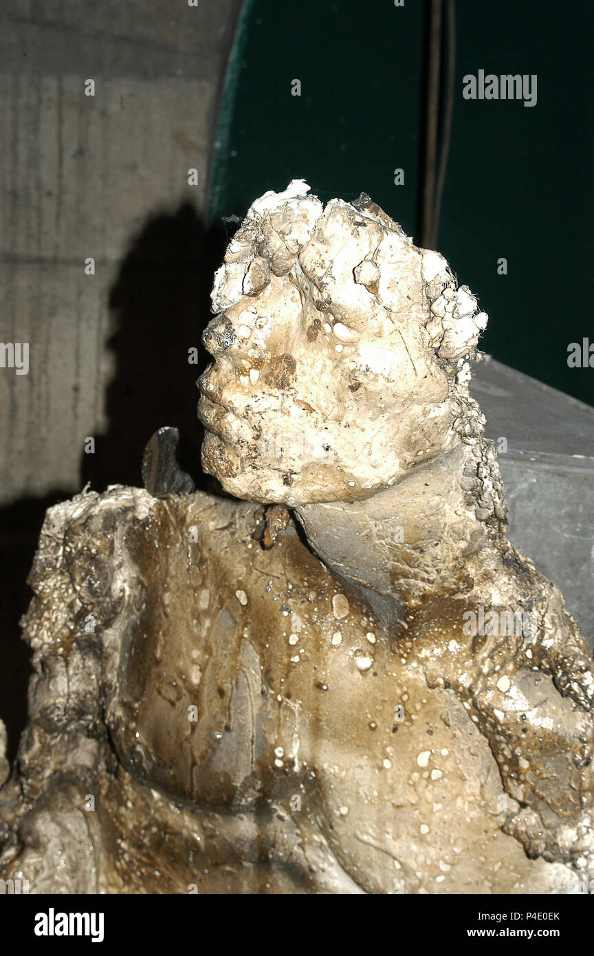 Parigi/MALAM INAUGURE SON EXPOSITION 'MALONGO' LE 04/06/2009. L' ARTISTE CAMEROUNAIS MALAM, SCULPTEUR DE RENOMMEE INTERNATIONALE, esporre une oeuvre MONUMENTALE DU 4 juin AU 14 juillet 2009 AU PONT alexandre III A PARIGI. CE TRAVAIL INTITULE 'MUSSANGO' (significativo paix) se comporre d'UNE CENTAINE DE SCULTURE ET TRAITE DU TEMA DE LA GUERRE. Foto Stock