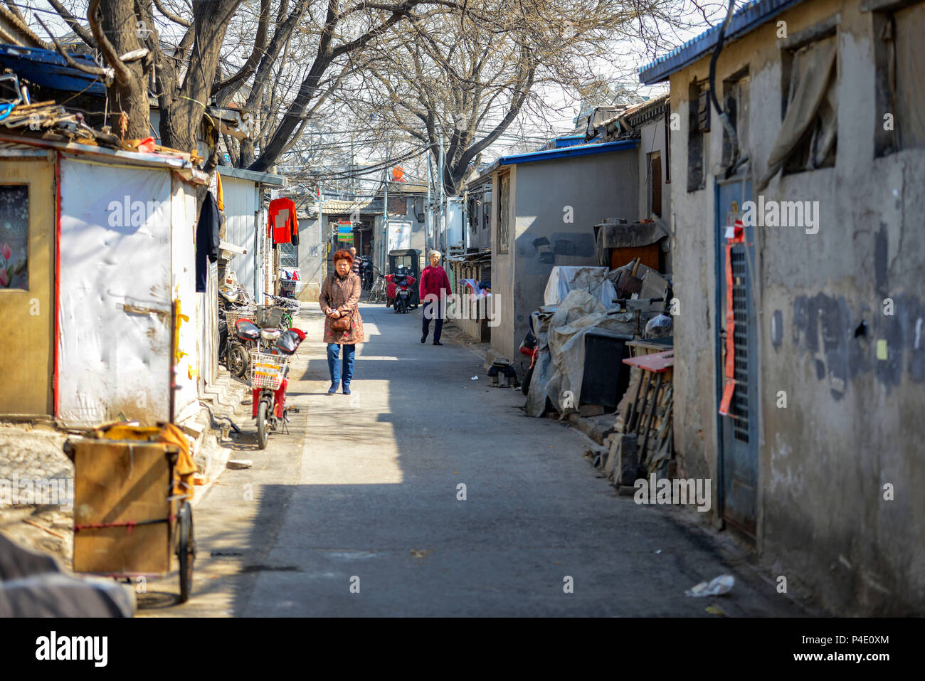 Pechino, Cina - 14 Marzo 2016: Il vecchio hutong di Pechino con le sue strette stradine, con i suoi esotici e veicoli moderni. Foto Stock