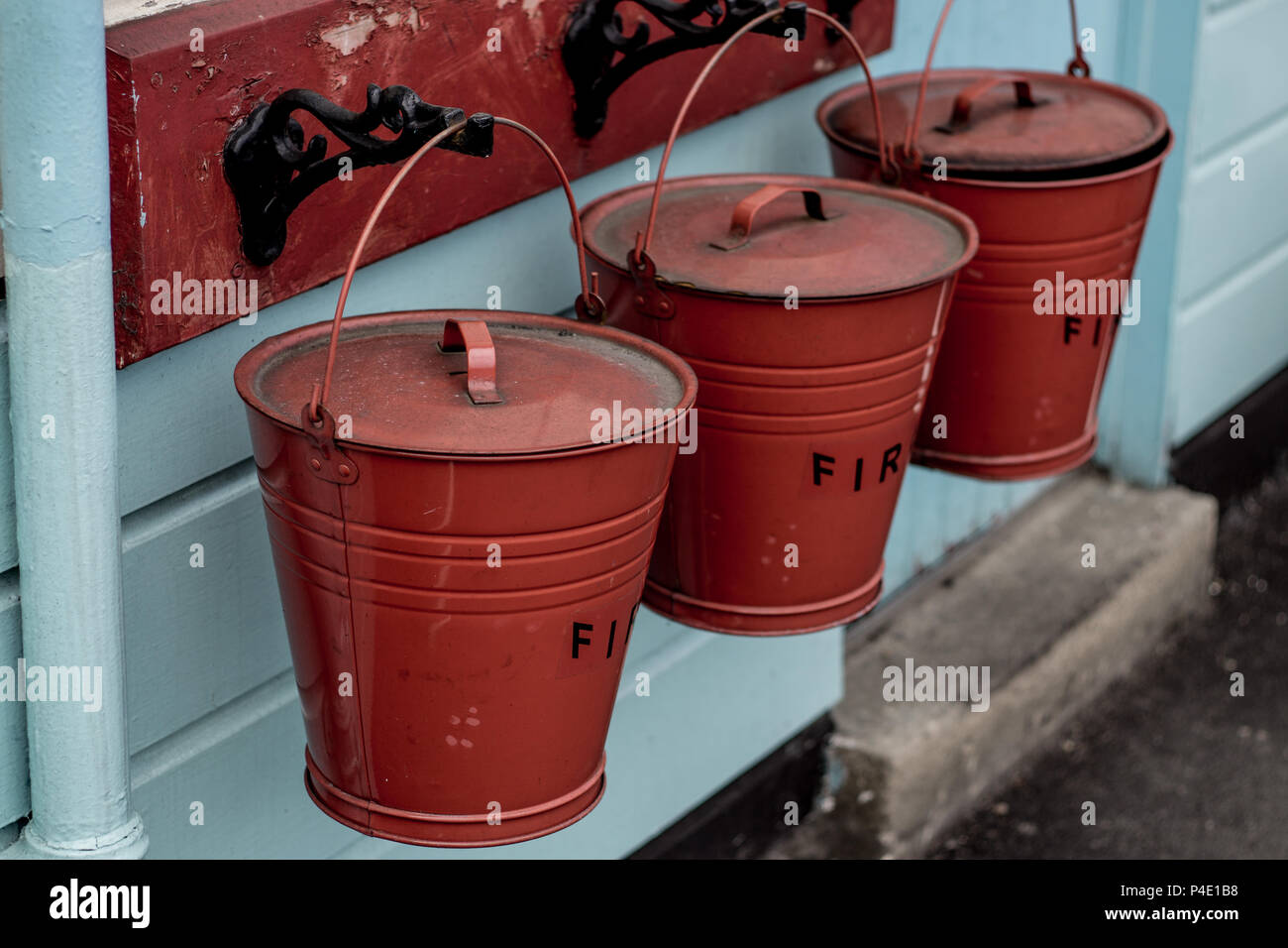 Vecchio equipaggiamento antincendio presso la stazione ferroviaria. Foto Stock