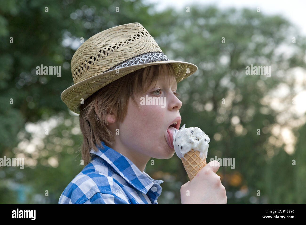 Ragazzo a mangiare il gelato Foto Stock