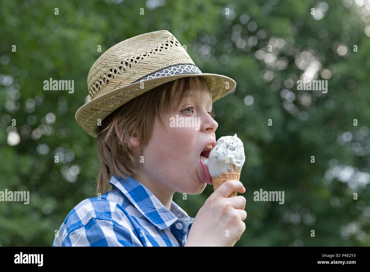 Ragazzo a mangiare il gelato Foto Stock