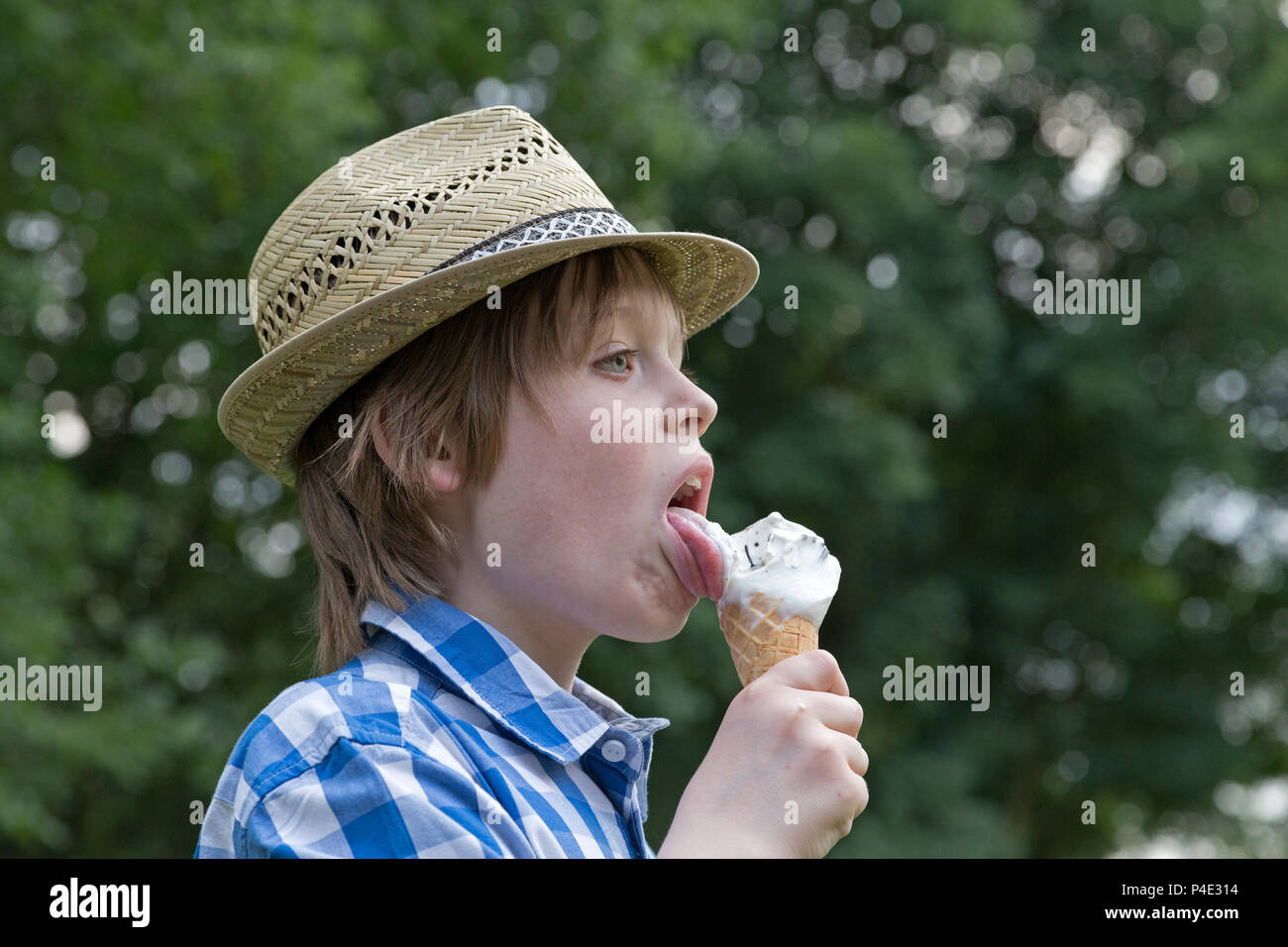Ragazzo a mangiare il gelato Foto Stock