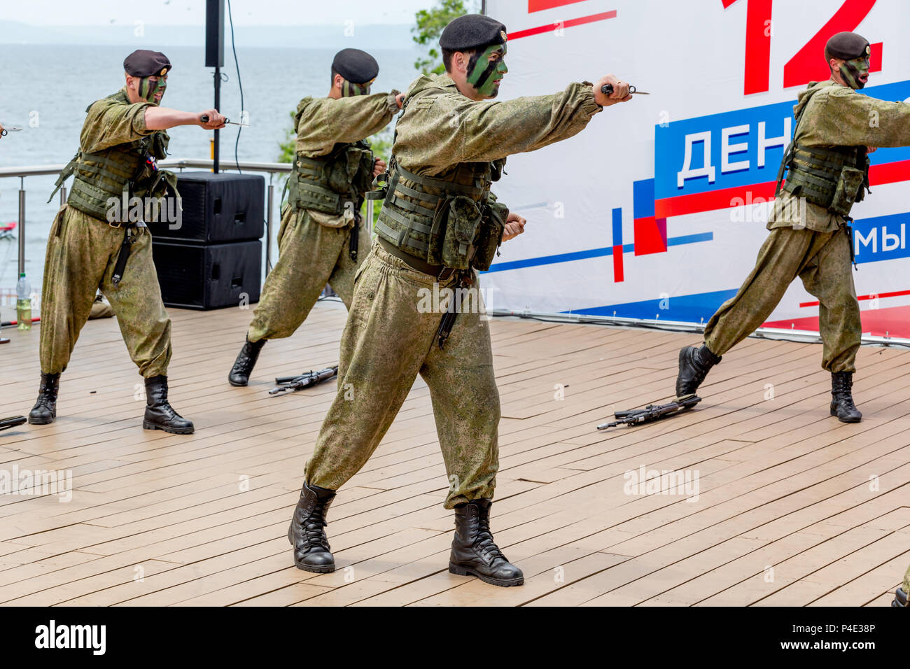 La Russia, Vladivostok, 05/09/2018. Soldati armati dell esercito russo di forze speciali di eseguire sul palco in onore della Russia al giorno. Celebrazione annuale della Russia Foto Stock