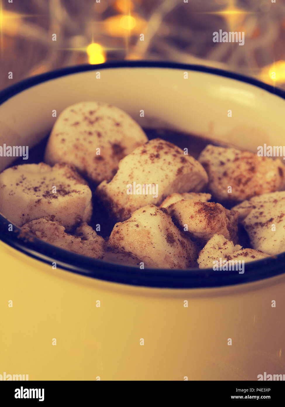 Cioccolata calda con marshmallows e cannella, drink di Natale con decorazione Foto Stock