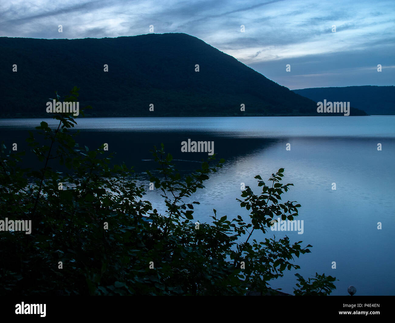 Crepuscolo sul Lago di Vico (Italia), con il Monte Venere in background, in contrasto con il cielo Foto Stock