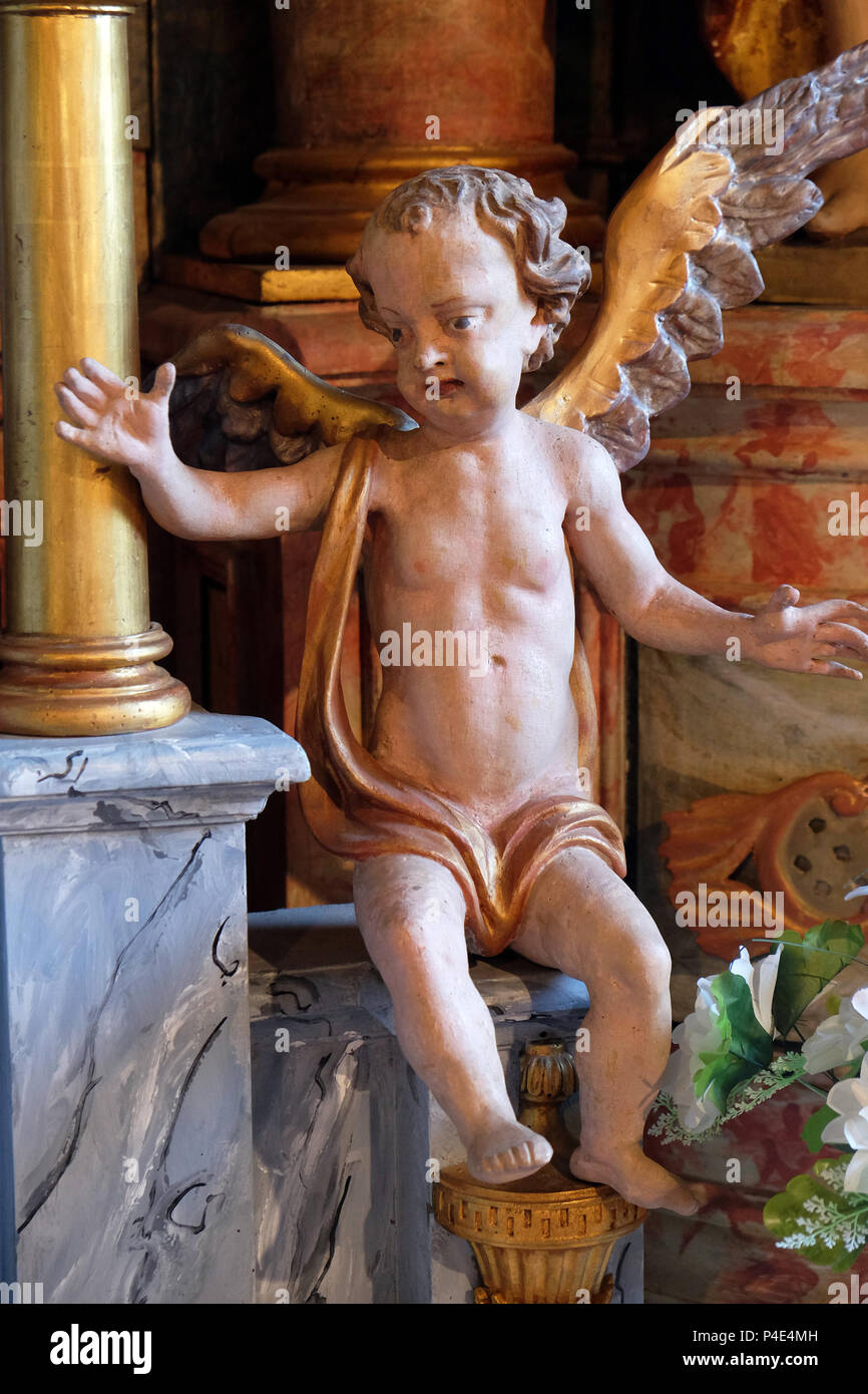 Angelo statua sull altare nella chiesa della Santissima Trinità in Klenovnik, Croazia Foto Stock