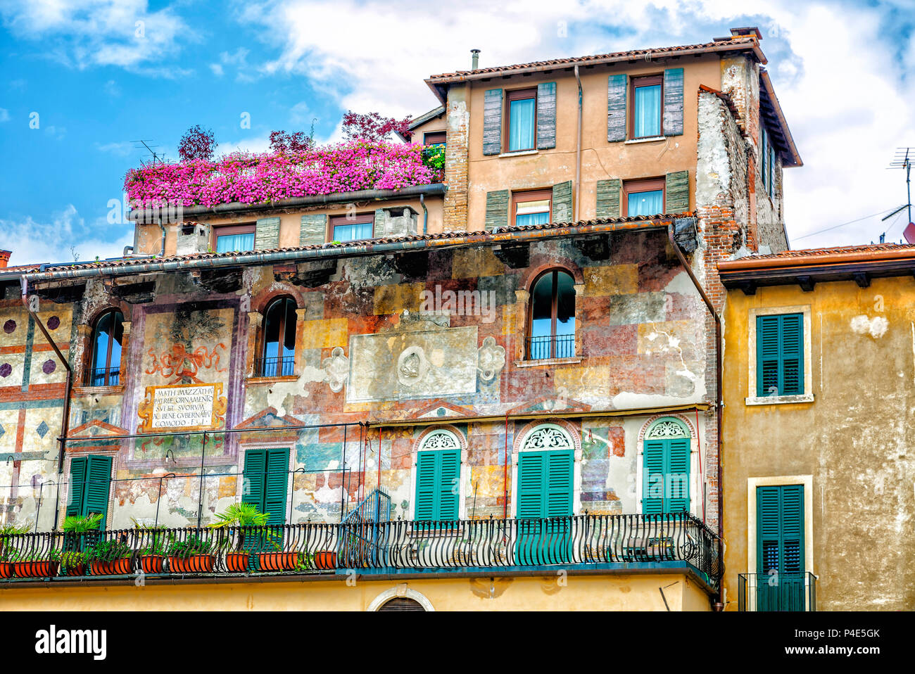 Verona, Italia - 07 giugno 2013: in primo piano è il famoso Mazzanti casa con murales. Foto Stock