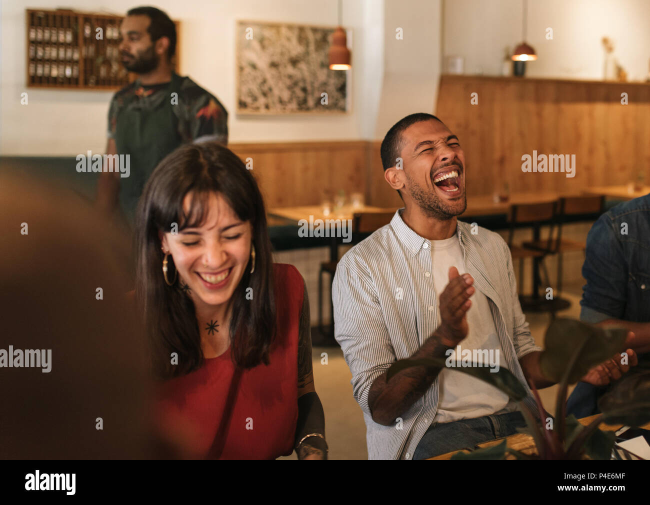 Diversi giovani amici ridere insieme durante un ristorante a cena Foto Stock