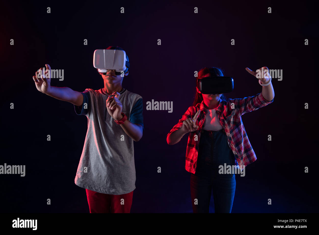 Felice ragazza e un ragazzo che indossa gli auricolari VR Foto Stock