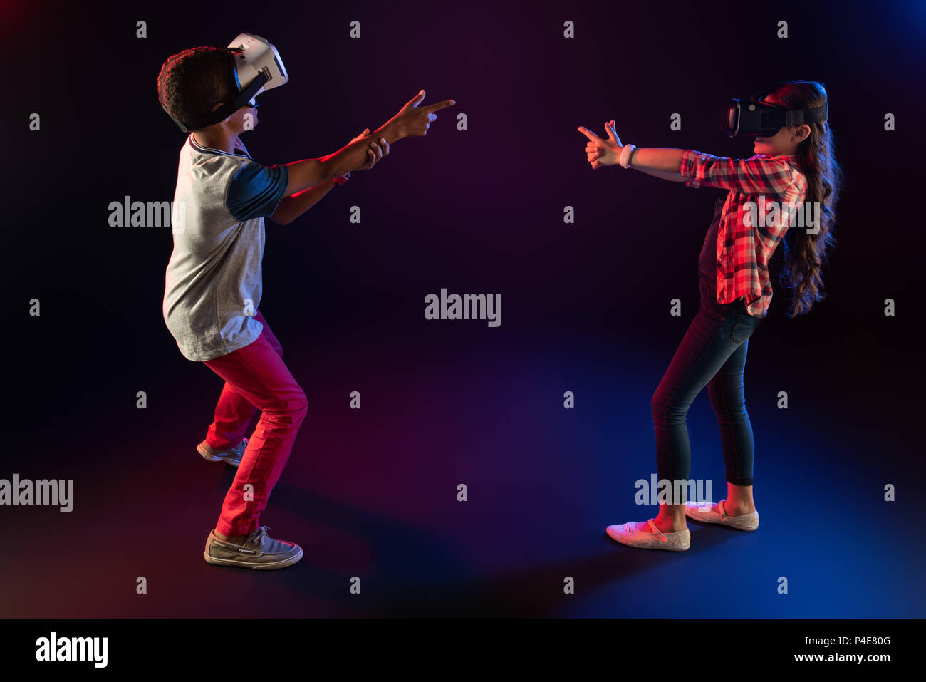 Ha ispirato i migliori amici a giocare giochi VR Foto Stock