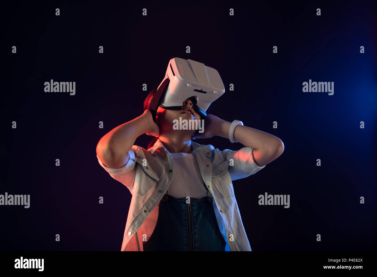 Grave bambina indossa un auricolare VR Foto Stock