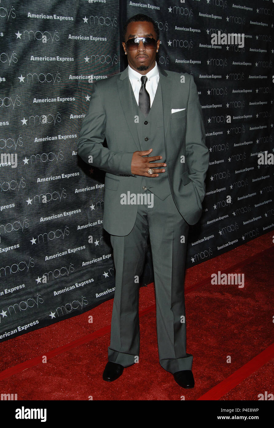 Sean Diddy Combs a Macy's Gala passaporto al Santa Monica Airport in Los Angeles. a piena lunghezza sun occhio di vetro adatte di contatto contatto visivo06 CombsSeanDaddy048 Red Carpet Event, verticale, STATI UNITI D'AMERICA, industria cinematografica, celebrità, fotografia, Bestof, arte cultura e intrattenimento, Topix celebrità moda / Verticale, meglio di, evento nella vita di Hollywood - California, moquette rossa e dietro le quinte, USA, industria cinematografica, celebrità, movie celebrità, personaggi televisivi, musica celebrità, fotografia, Bestof, arte cultura e intrattenimento, Topix, verticale, una persona, dall'anno , 2006, inchiesta tsuni@Gam Foto Stock