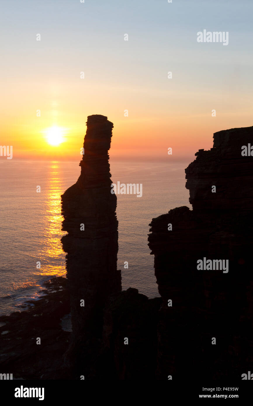 Il vecchio uomo di Hoy stagliano contro un estate tramonto, Orkney Foto Stock