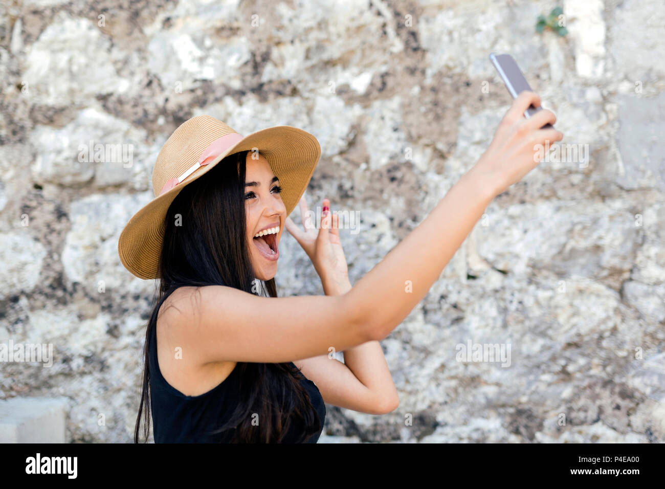 Bella ragazza tenendo un selfie Foto Stock