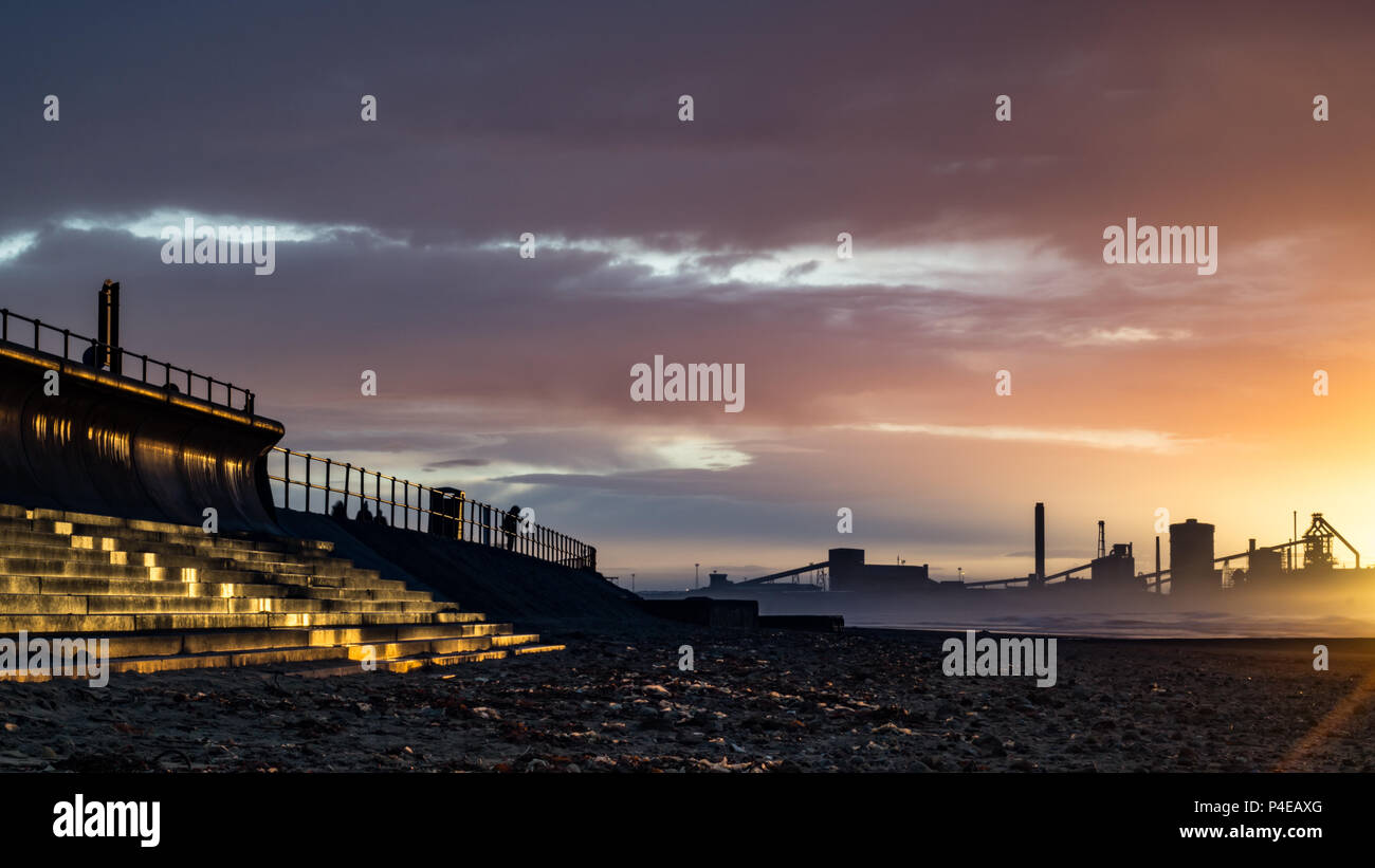 Redcar tramonto con background industriale. Redcar è situato sulla costa nord est dell'Inghilterra. Foto Stock