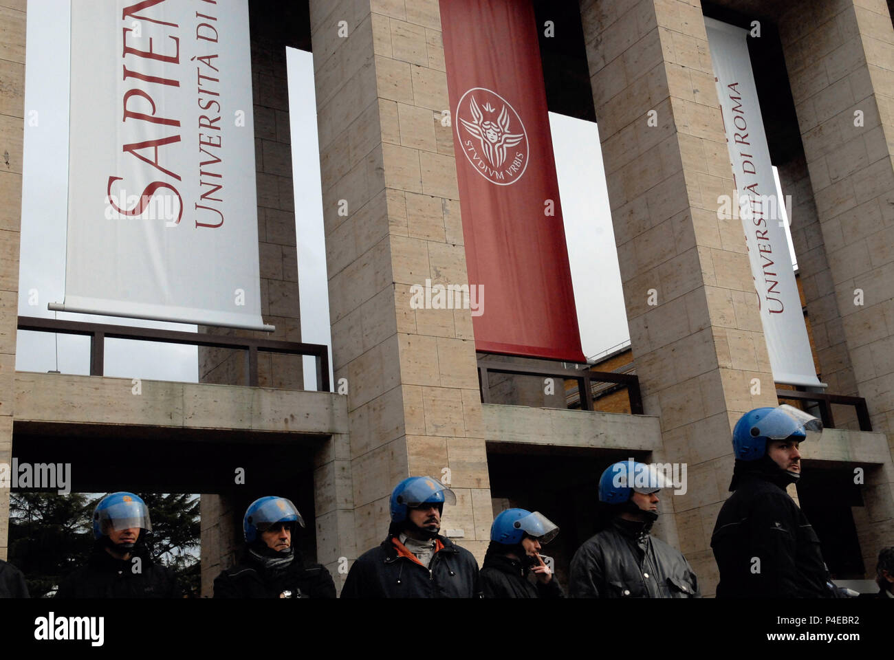 Monitor di polizia studente universitario protesta per anno accademico apertura, Pubblica Università " La Sapienza ". Roma Italia. Foto Stock