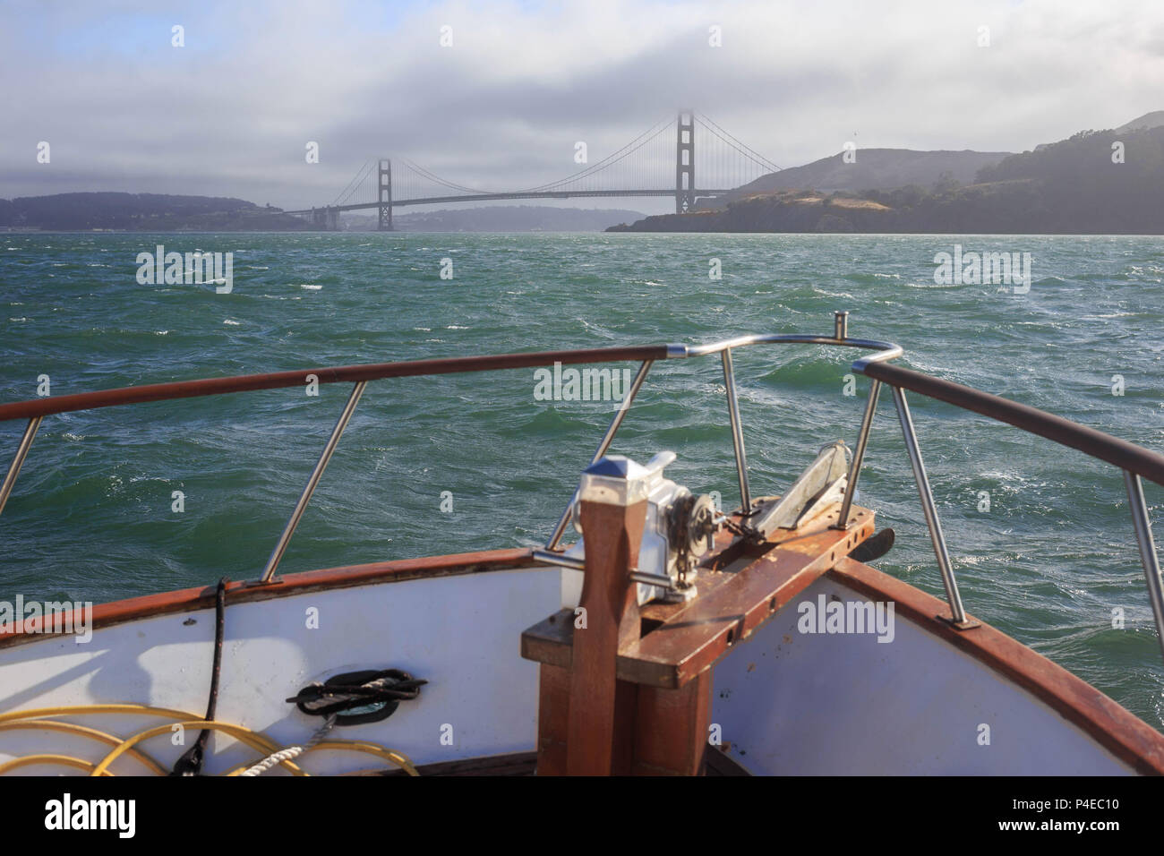 Golden Gate Bridge visto dalla prua di una piccola barca e sulla baia di San Francisco Foto Stock