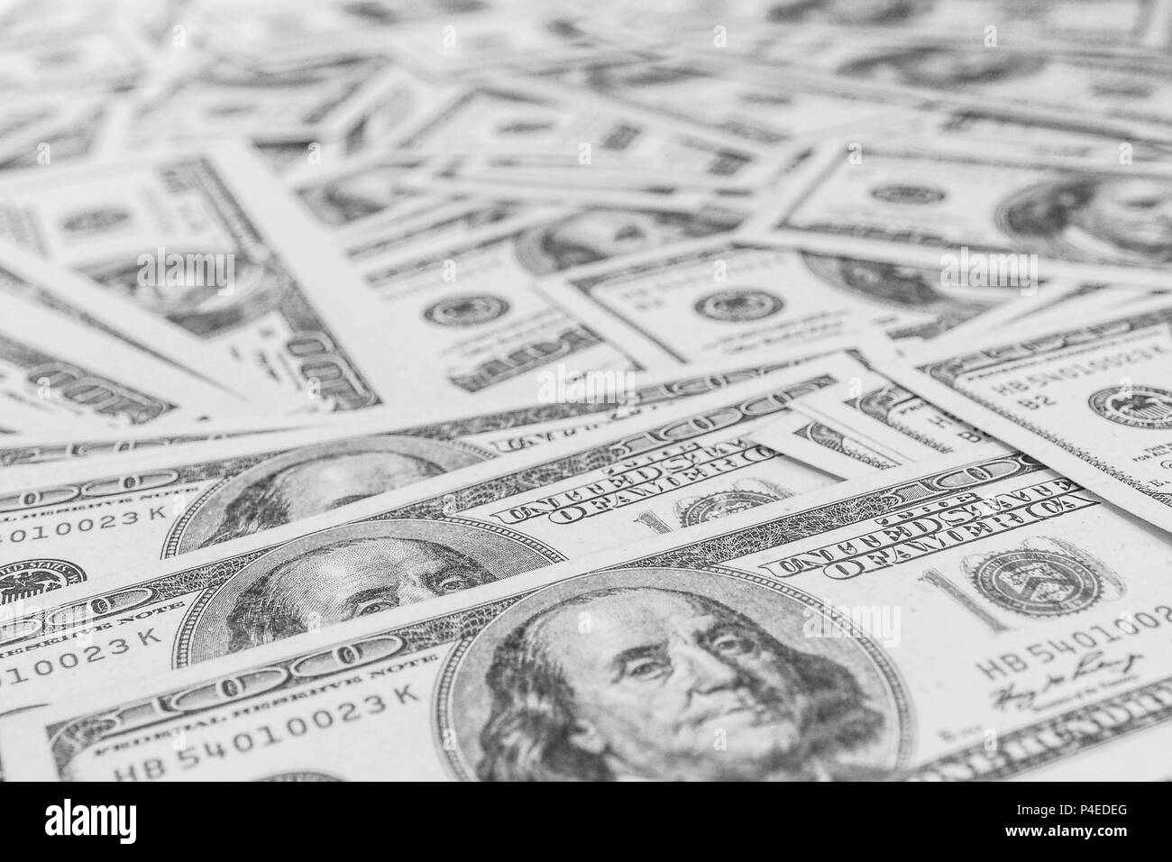 Una pila di un centinaio di dollari USA banconote degli Stati Uniti d'America. Contanti di centinaia di fatture del dollaro, dollar immagine di sfondo con alta resoluti Foto Stock