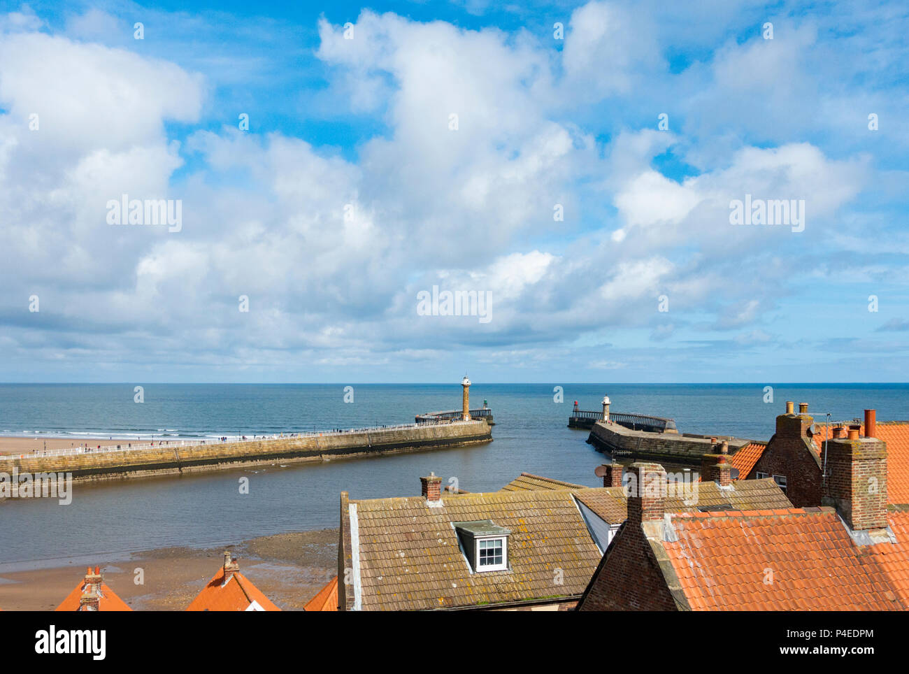 Vista sopra i tetti verso il molo e porto a Whitby, Nord Yorkshie, Inghilterra. Regno Unito Foto Stock