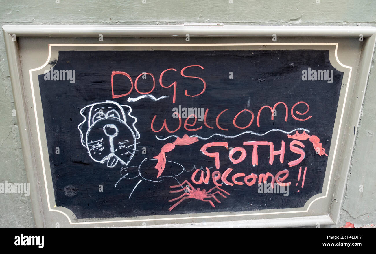 Cani e Goti saluti firmare al di fuori di un pub a Whitby, North Yorkshire, Inghilterra. Regno Unito Foto Stock