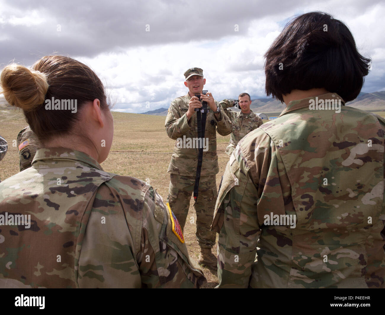 Alaska esercito nazionale del personale di guardia Sgt. Stephen Behrens, Alaska Esercito Nazionale Guardia Medica formazione di stacco sottufficiale, dimostra come utilizzare correttamente un laccio emostatico, Giugno 17, 2018 a soldati del 297regionale gruppo di supporto a cinque colline Area Formazione, Mongolia, durante Khaan ricerca 2018. Lo scopo della ricerca Khaan è quello di ottenere delle Nazioni Unite per la formazione e la certificazione per i partecipanti attraverso la condotta di realistica nelle operazioni di sostegno della pace, per includere l'aumento e il miglioramento delle Nazioni Unite PKO interoperabilità militare e le relazioni tra le nazioni partecipanti. (U.S. Esercito Foto Stock