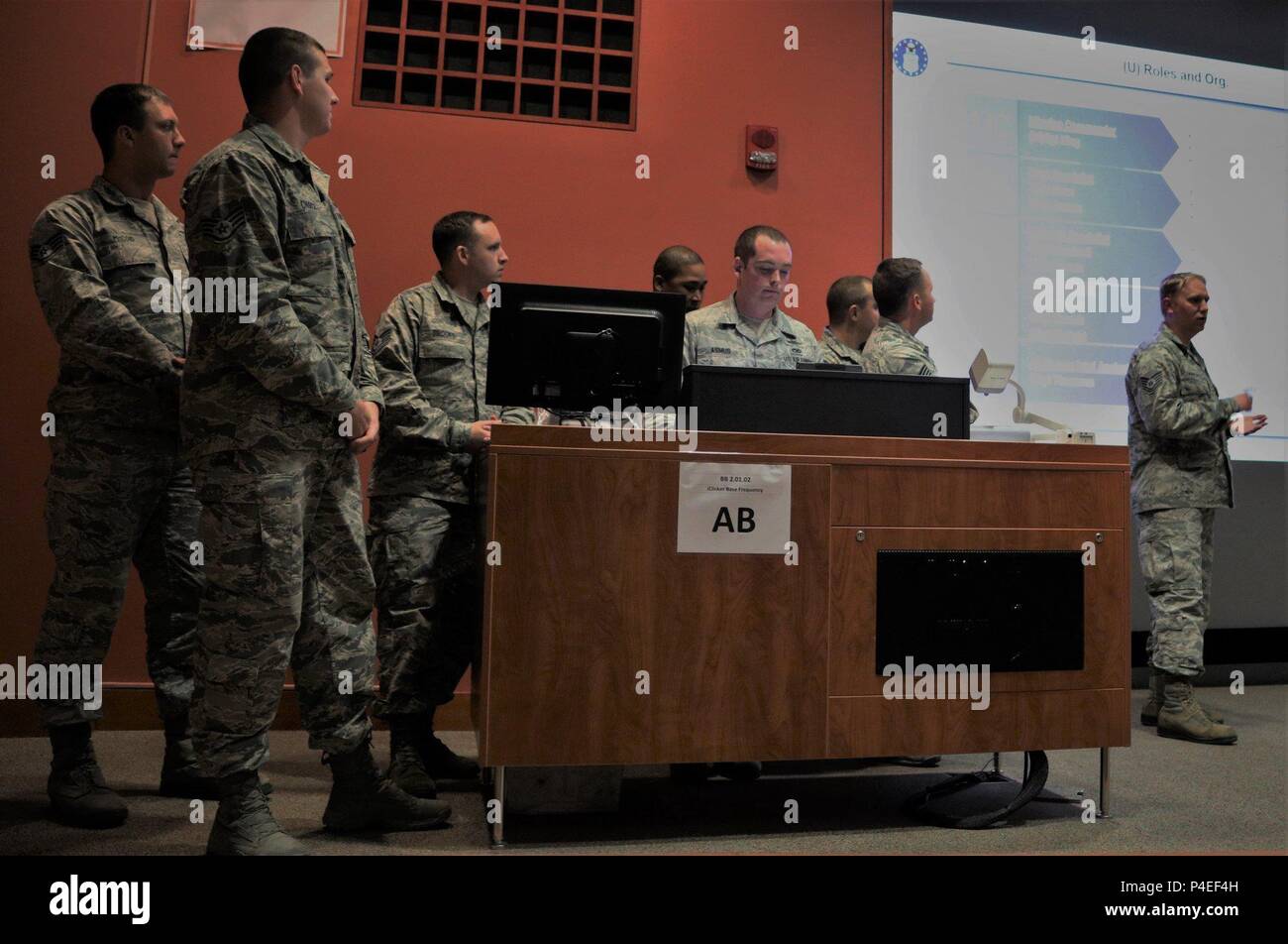 Questo gruppo di Stati Uniti Avieri che rappresenta il 837th Cyber Operations Squadron, dare il loro ultimo breve durante la Cyber X-Games 2018, ospitato dalla riserva di esercito Cyber Operations Group, 335a comando di segnalazione (teatro), e la University of Texas di San Antonio (UTSA), il 17 giugno a UTSA. Il team è stato chiamato finiture di alto livello del concorso di quest'anno. Il Cyber X-Games è un corso di cinque giorni esercizio agevolato dai militari e dai partenariati academia consistente di indagine e ricognizione della cyber ambiente, iniettare il rilevamento e risposta e vivere rosso/blu teaming. Questo anno di giochi incentrati sulla protezione Foto Stock