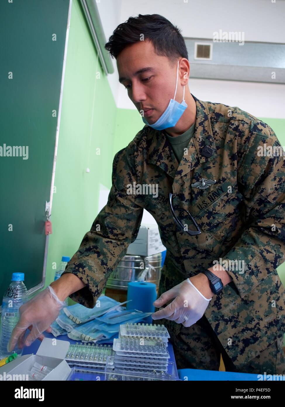 Stati Uniti Navy Hospital Corpsman 2a classe Nick Cera, 3° Battaglione dentale, delinea le fiale di anestetico locale Giugno 18, 2018 durante la ricerca Khaan 2018 Servizi Sanitari Impegno di supporto presso la Scuola di 134, Ulaanbaatar, in Mongolia. Ricerca Khaan 2018 è un combinato (multinazionale) giunto (multi-service) esercizio di formazione intese a rafforzare le capacità degli Stati Uniti, mongola e altre nazioni partner internazionali in operazioni a sostegno della pace. (U.S. Esercito nazionale Guard foto di Sgt. David Bedard/rilasciato) Foto Stock