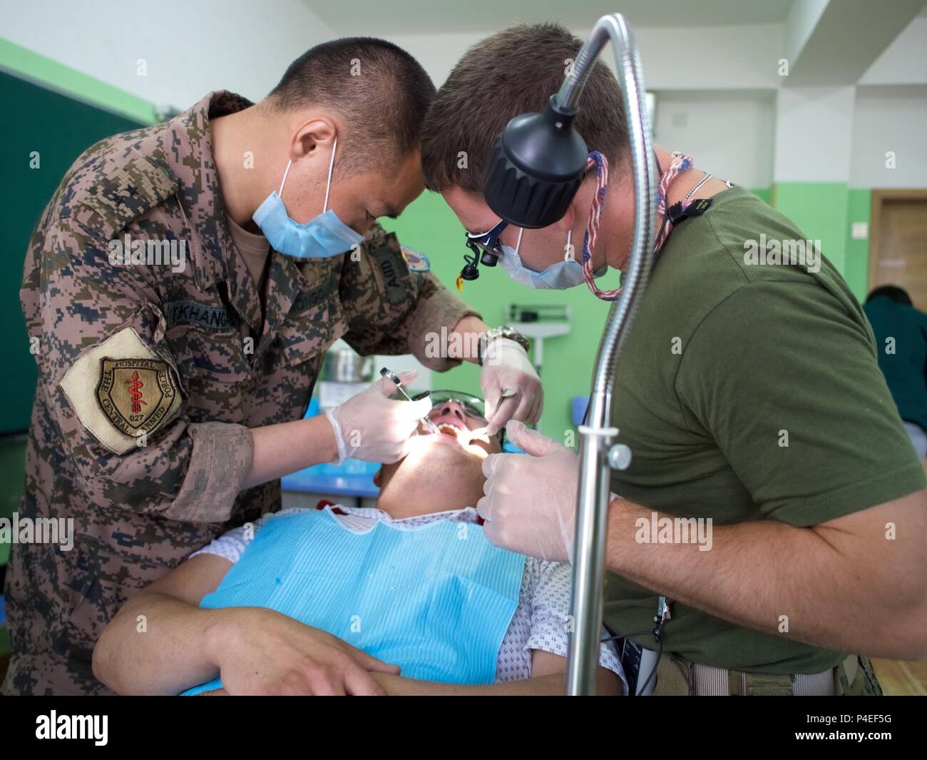 Il mongolo Forze Armate 2 Lt. T. Khangarid, chirurgo maxillofacciale, E DEGLI STATI UNITI Navy Lt. Ryan Davis, una generale dentista con il 3° Battaglione dentale, amministrare anestetico locale Giugno 18, 2018 a un residente locale durante la ricerca Khaan 2018 Servizi Sanitari Impegno di supporto presso la Scuola di 134, Ulaanbaatar, in Mongolia. Ricerca Khaan 2018 è un combinato (multinazionale) giunto (multi-service) esercizio di formazione intese a rafforzare le capacità degli Stati Uniti, mongola e altre nazioni partner internazionali in operazioni a sostegno della pace. (U.S. Esercito nazionale Guard foto di Sgt. David Bedard/rilasciato) Foto Stock