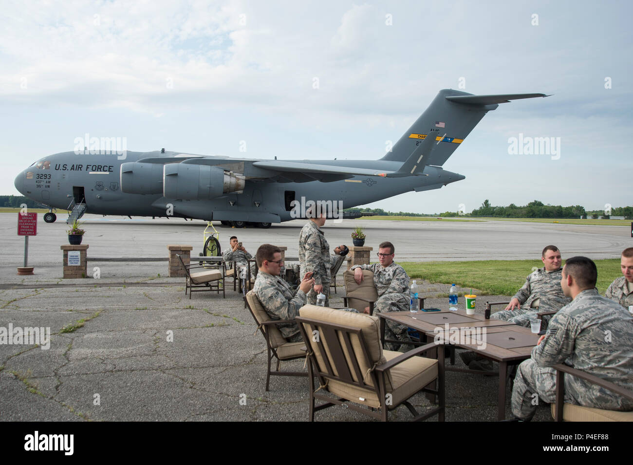 Avieri dal 179th Airlift Wing, Mansfield, Ohio, prepararsi alla partenza per la loro formazione annuale il 16 giugno 2018. Essi saranno il treno a fianco del loro servizio attivo omologhi di Ramstein Air Base, Germania, e Landstuhl Regional Medical Center, Germania. (Air National Guard foto di Senior Airman Megan Pastore/rilasciato) Foto Stock