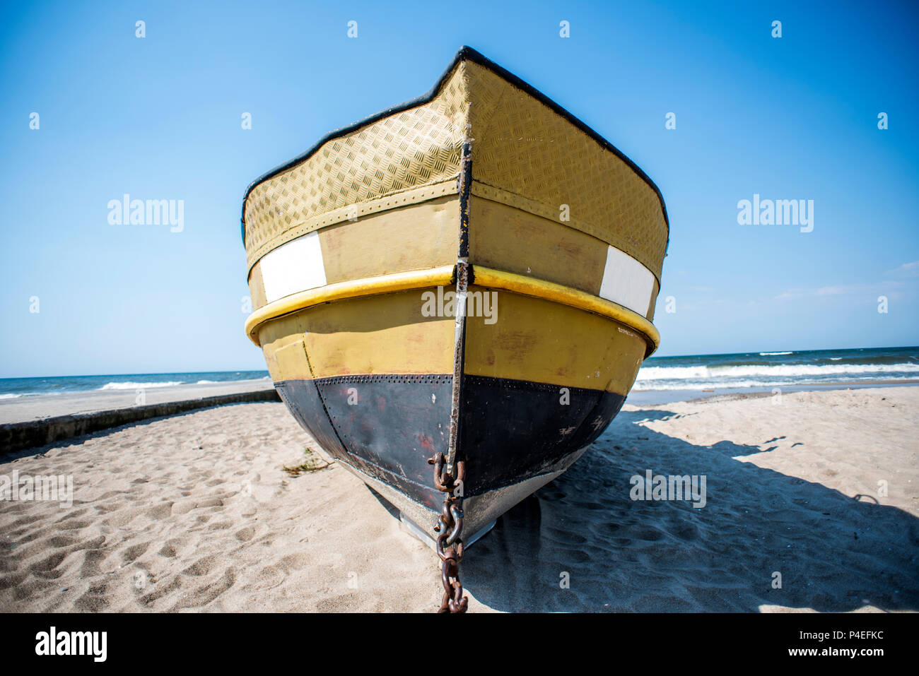 Barca da pesca sulla spiaggia del Mar Baltico Foto Stock