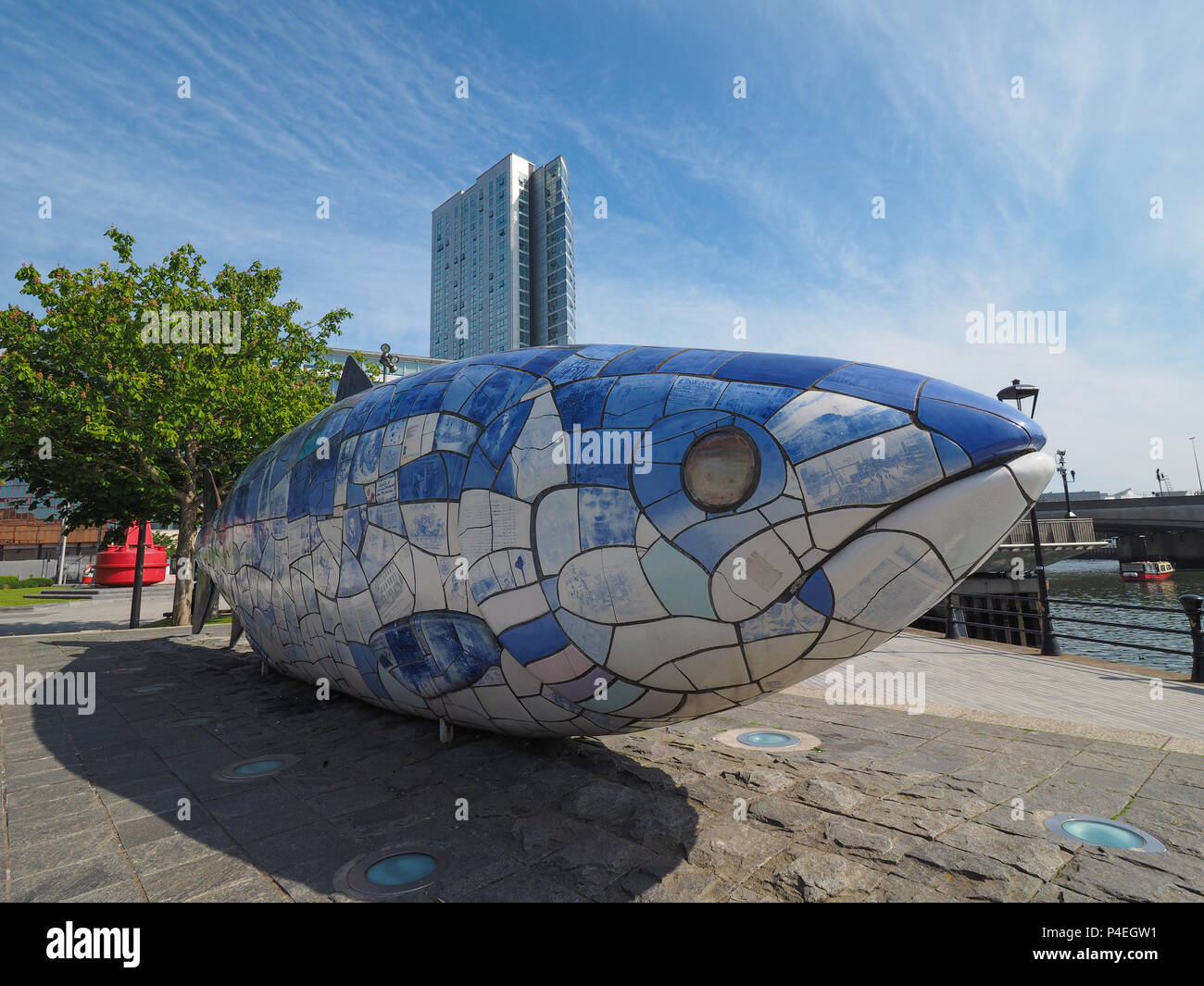 BELFAST, Regno Unito - circa giugno 2018: il grande pesce (akaThe salmone della conoscenza) mosaico ceramico scultura di Giovanni gentilezza in Donegall Quay Foto Stock