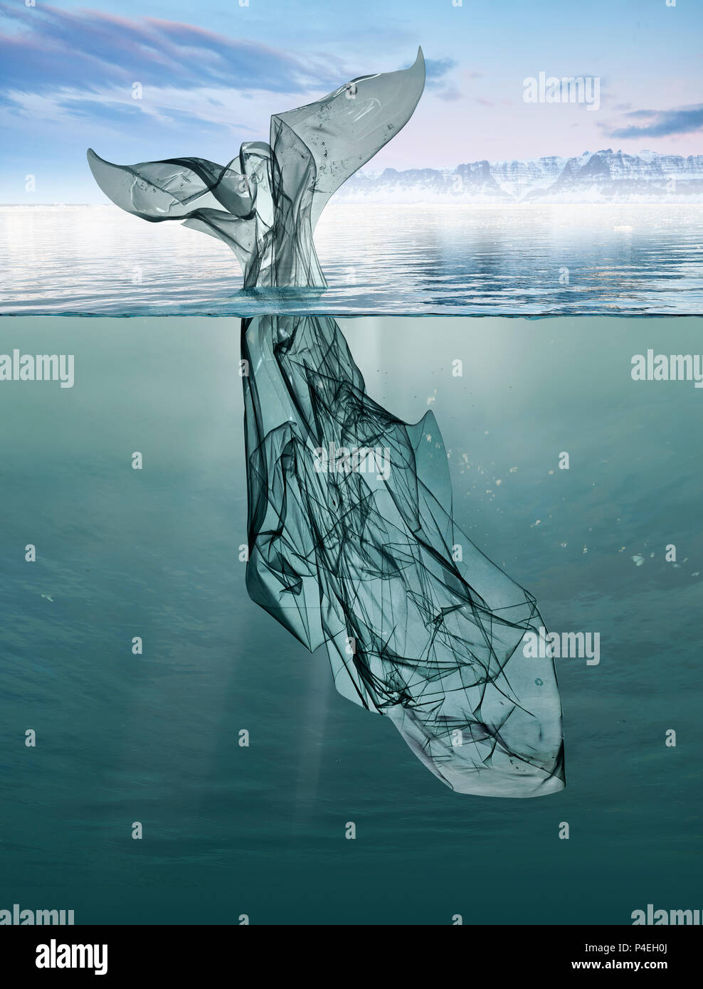 Una balena di immondizia galleggiante in plastica nell'oceano Foto Stock