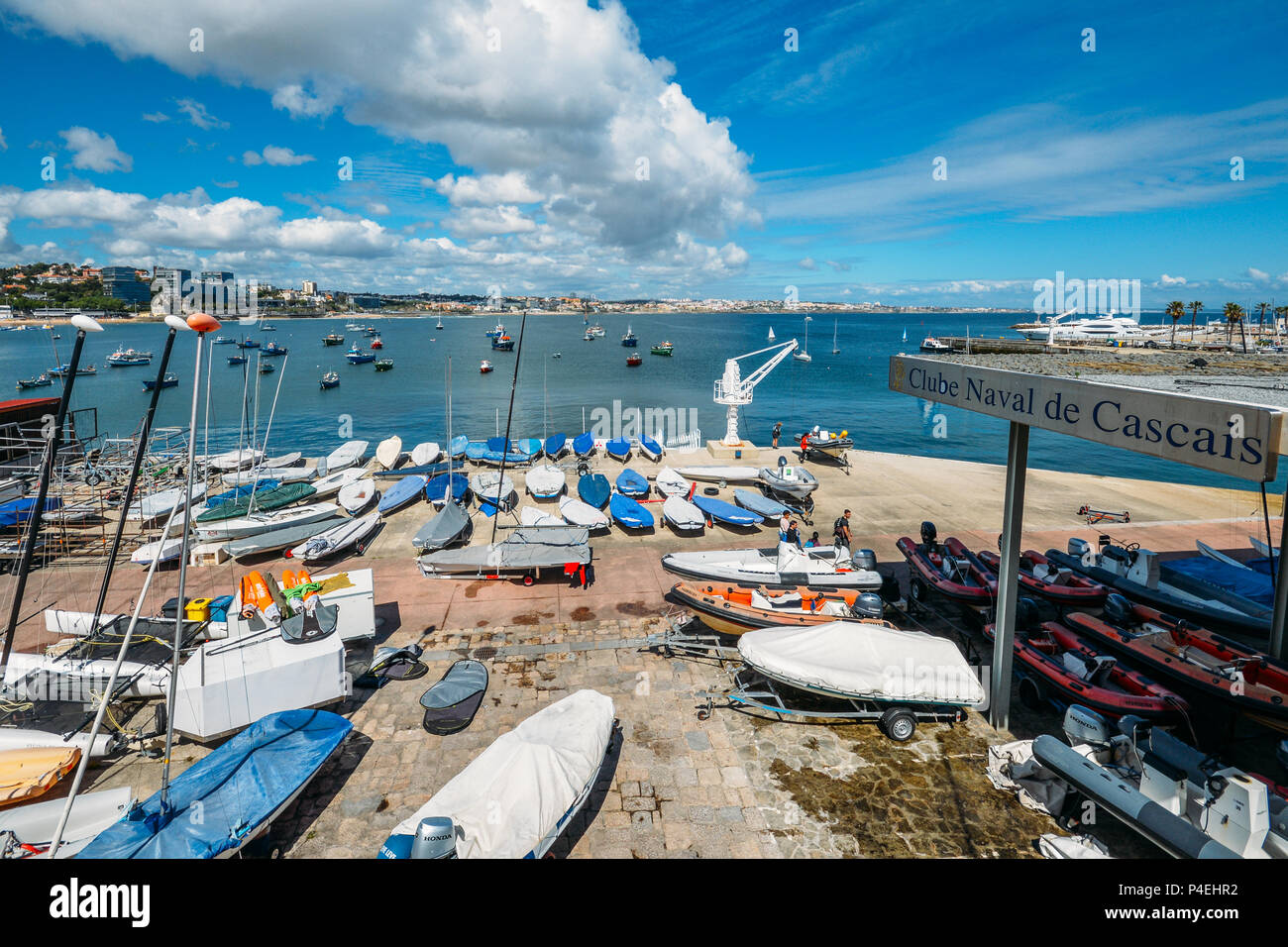 Ultra grandangolo di yacht e barche a motore ormeggiata al porto turistico di Cascais. La Marina si trova sotto Cascais Cidadela Foto Stock