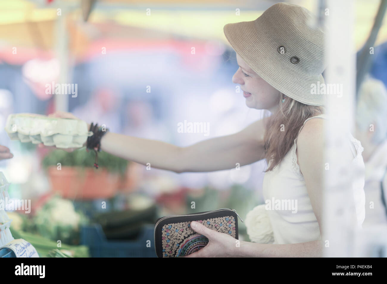 Donna acquistare verdure a un mercato di strada Foto Stock