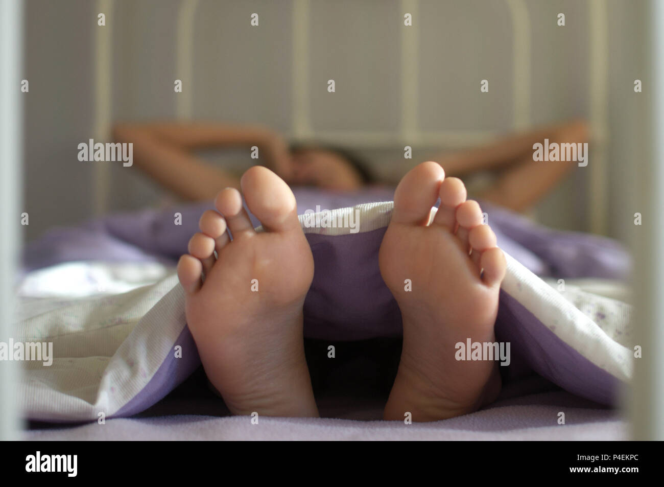 Ragazza adolescente giacente in letto risveglio Foto Stock
