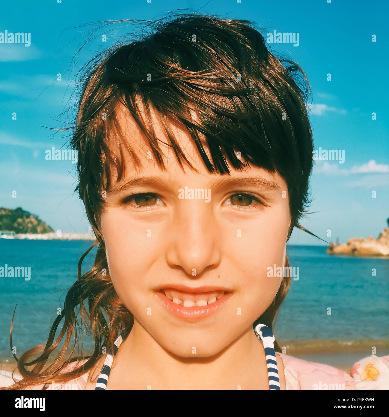 Ritratto di una ragazza sorridente da spiaggia Foto Stock