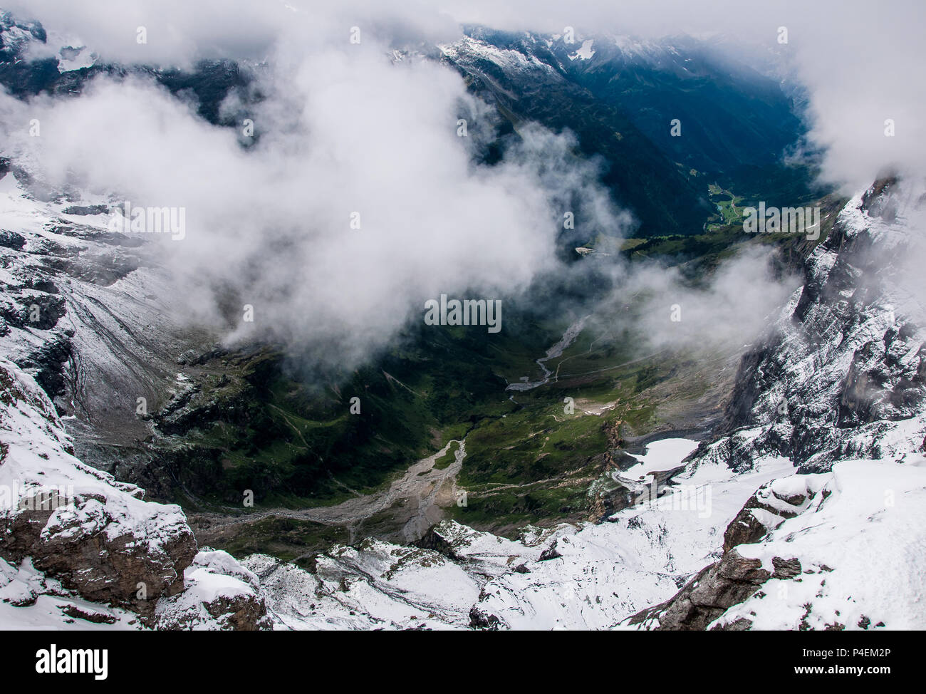 Vista aerea della valle di montagna paesaggio dal Monte Titlis, Svizzera Foto Stock
