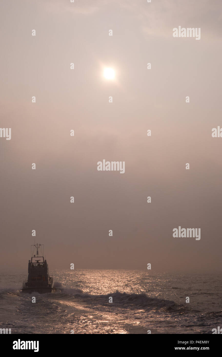 Una vista di poppa della classe Archer nave pattuglia HMS Dasher P280, in transito nel mare del Nord vicino al Mar Baltico, a sunrise. Foto Stock