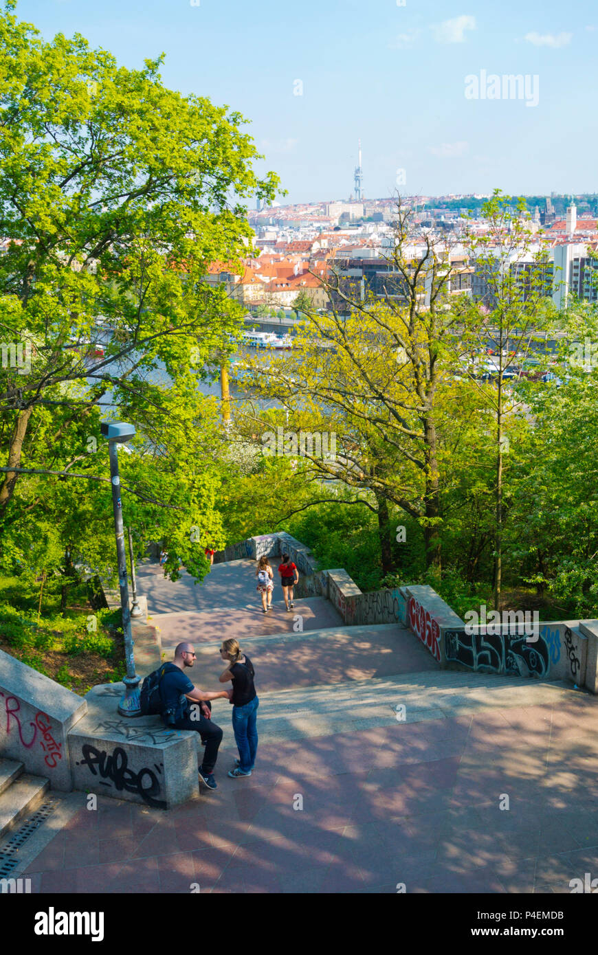 Passi che conducono dal riverfront il metronomo, Letenske sady, Letna Park, Praga, Repubblica Ceca Foto Stock