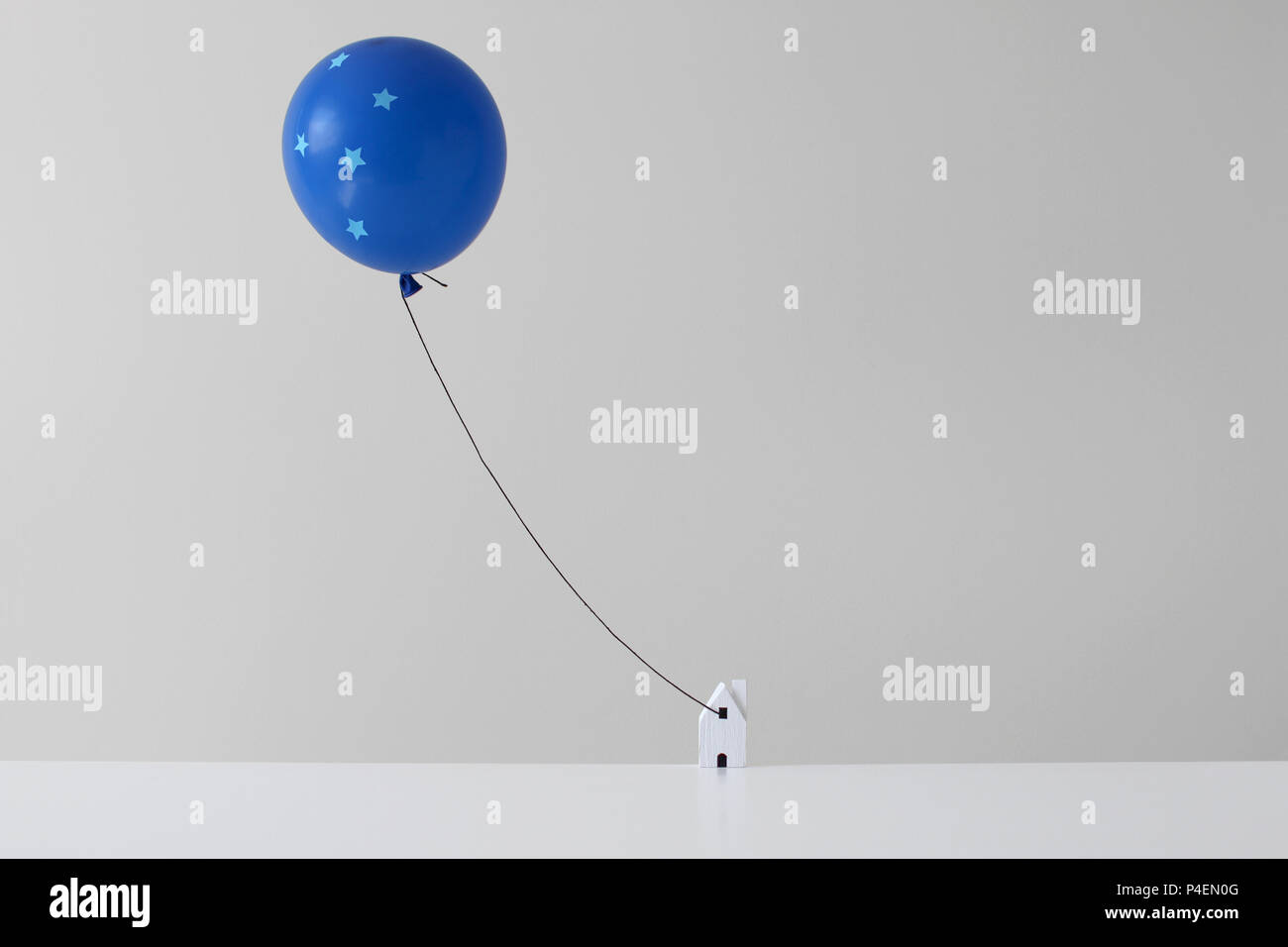 Giocattolo di legno casa con cielo stellato balloon floating da finestra Foto Stock