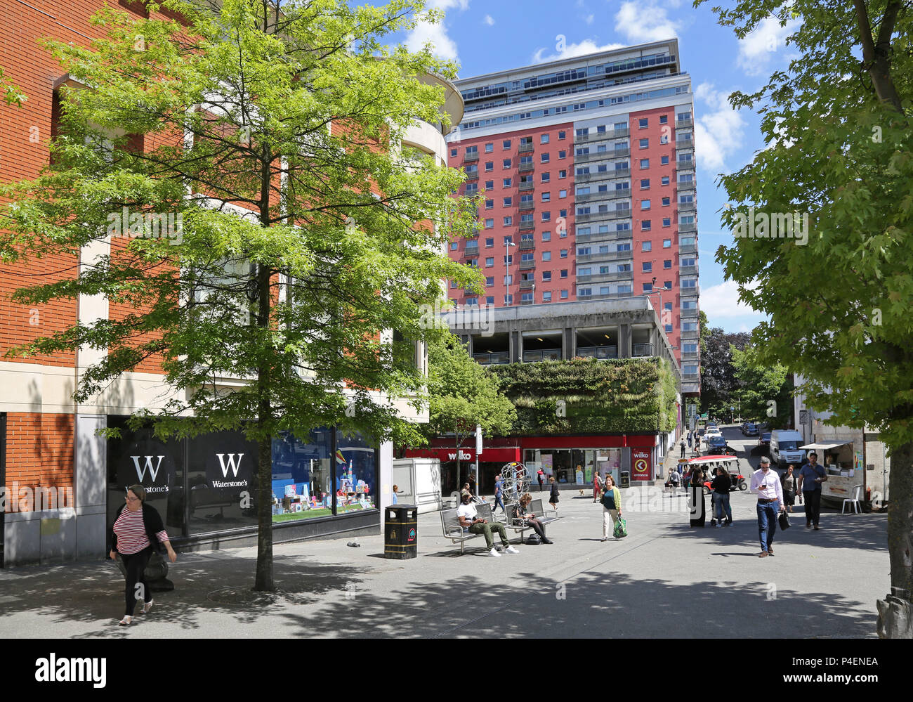 Gli amanti dello shopping in Sutton High Street, Londra del sud Foto Stock
