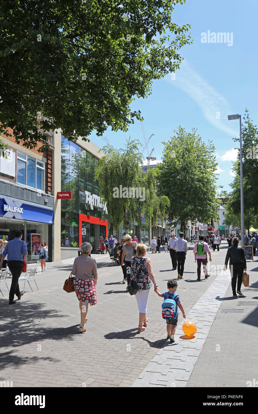 Gli amanti dello shopping in Sutton High Street, Londra del sud Foto Stock