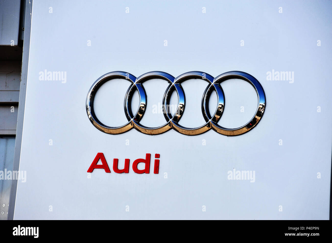 I quattro cerchi Logo Audi al di fuori di una concessionaria auto Foto Stock