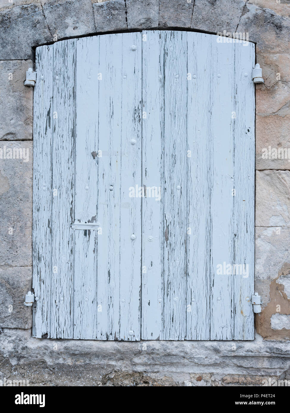 Grigio chiaro o bianco vecchio serrande nella parete di roccia calcarea della Provenza francese house Foto Stock