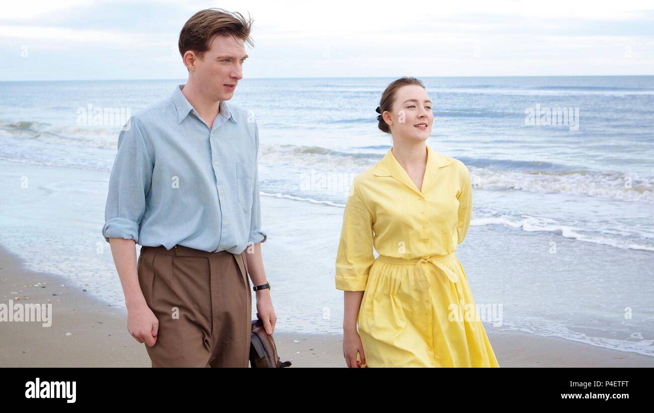 Pellicola originale titolo: BROOKLYN. Titolo inglese: BROOKLYN. Regista: JOHN CROWLEY. Anno: 2015. Stelle: Saoirse Ronan; DOMHNALL GLEESON. Credito: WILDGAZE FILMS / Album Foto Stock