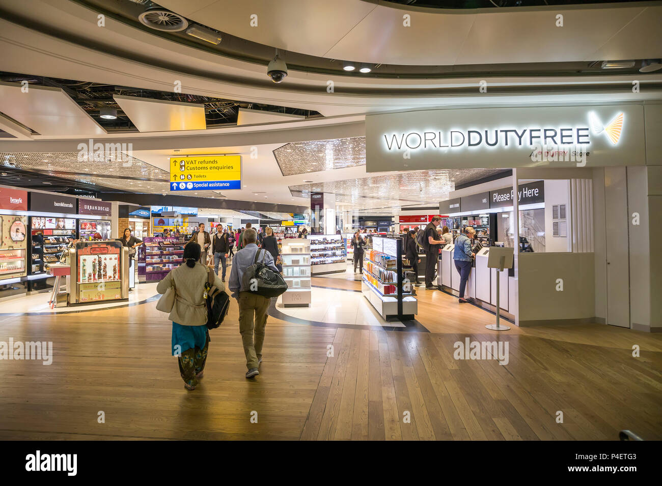 Shopping duty free con segno dei rimborsi IVA e indagini doganali, Heathrow, aeroporto di Londra, Regno Unito Foto Stock