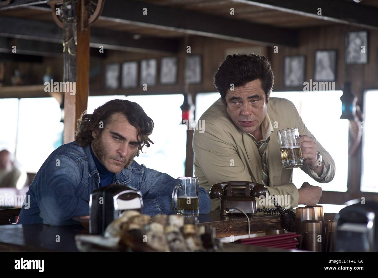 Pellicola originale titolo: vizio intrinseco. Titolo inglese: vizio intrinseco. Regista: Paul Thomas Anderson. Anno: 2014. Stelle: Benicio del Toro; JOAQUIN PHOENIX. Credito: WARNER BROS. / WEBB, WILSON / Album Foto Stock